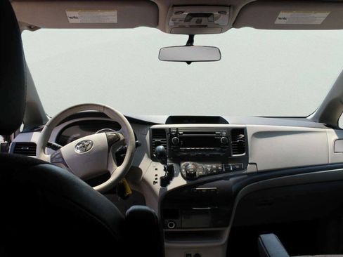 Used 2011 Toyota Sienna SE w/ Preferred Pkg FWD image 8