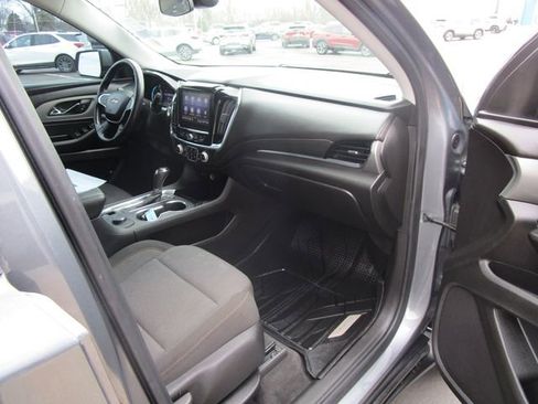 Used 2020 Chevrolet Traverse LT image 27