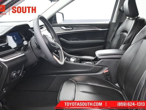 Used 2023 Jeep Grand Cherokee Limited AWD/4WD image 9