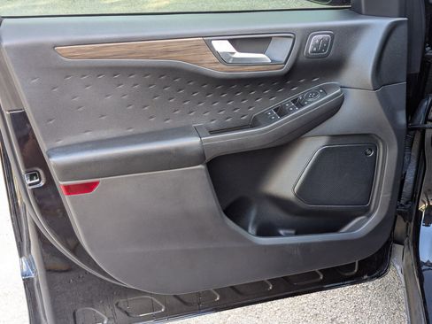 Used 2020 Ford Escape Titanium image 10