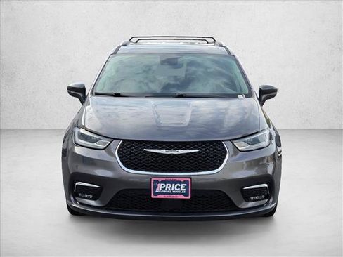 Used 2021 Chrysler Pacifica Touring-L image 2