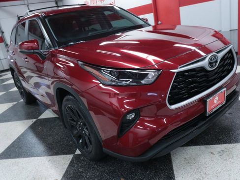 Used 2023 Toyota Highlander LE image 32
