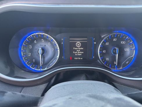 Used 2018 Chrysler Pacifica Touring-L image 2