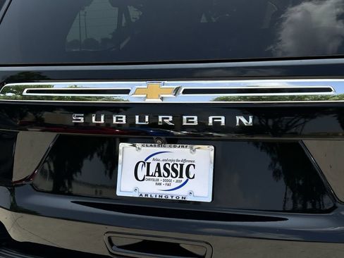 Used 2024 Chevrolet Suburban LT RWD image 8