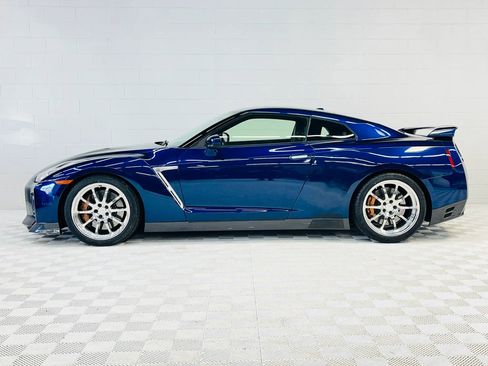 Used 2015 Nissan GT-R Premium image 1