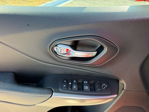 Used 2021 Jeep Cherokee Latitude image 14