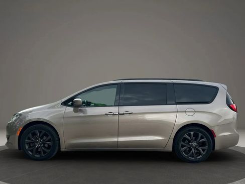 Used 2018 Chrysler Pacifica Touring-L Plus w/ S Appearance Package FWD image 8