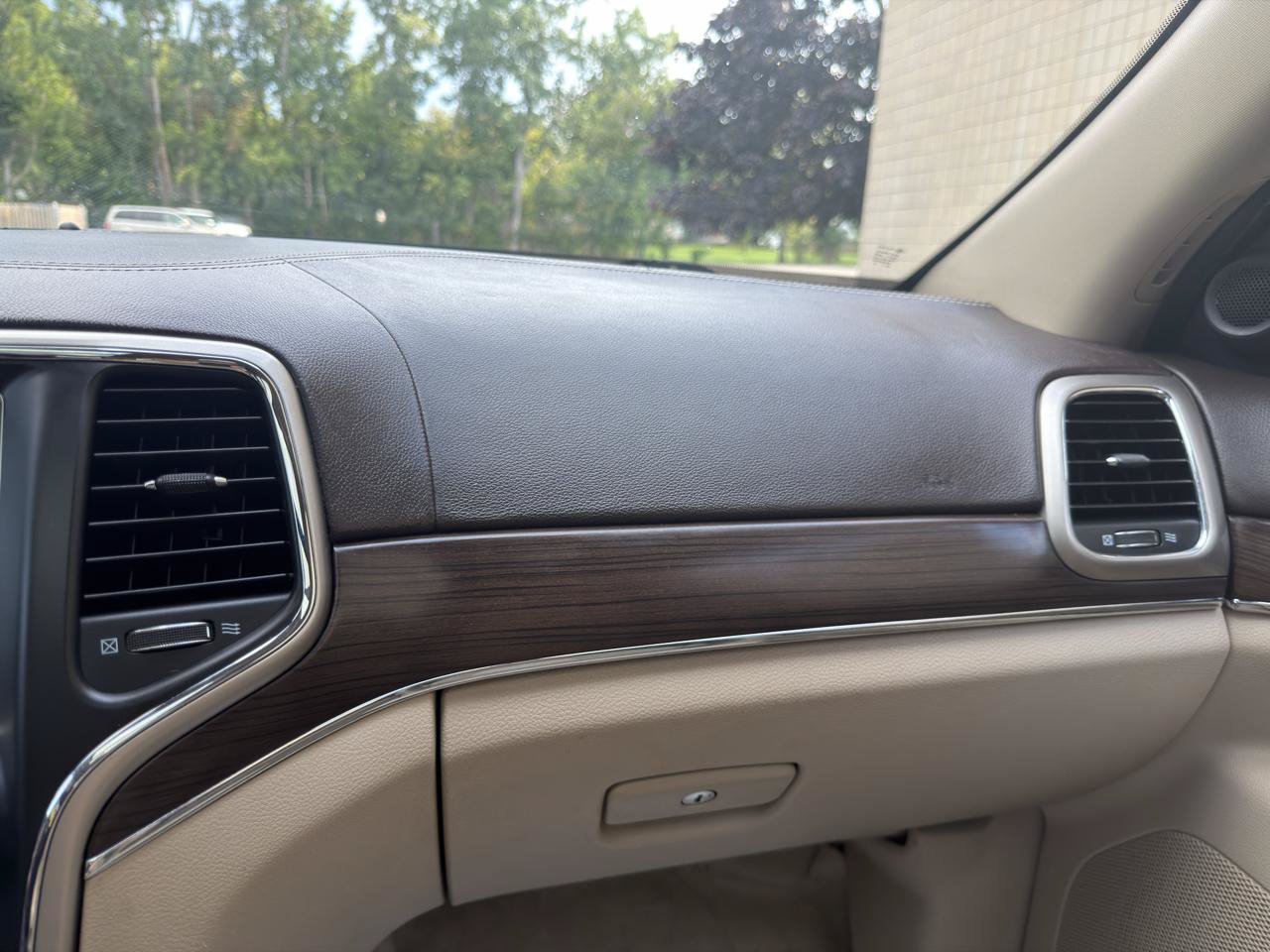 Used 2015 Jeep Grand Cherokee Overland w/ Advanced Technology Group AWD/4WD image 26