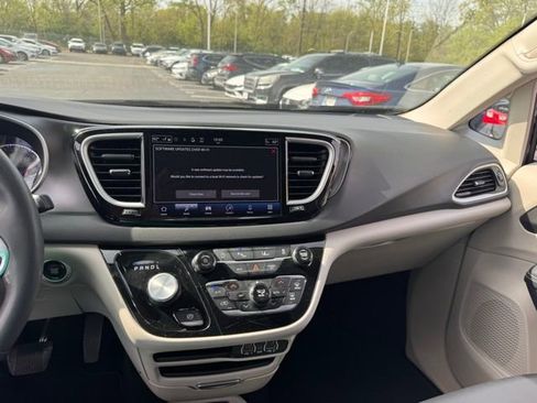 Used 2024 Chrysler Pacifica Touring-L image 14