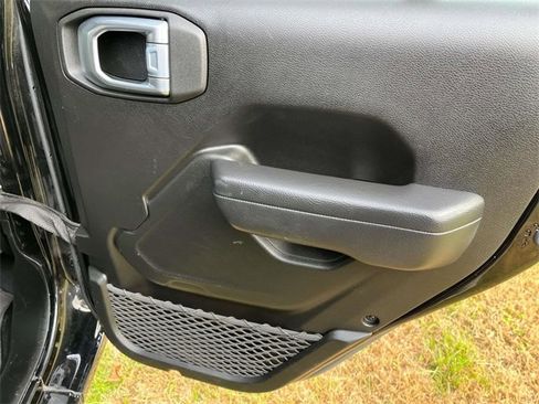 Used 2024 Jeep Wrangler Unlimited image 17