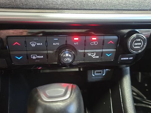 Used 2025 Jeep Compass Latitude w/ Sun & Sound Group AWD/4WD image 15