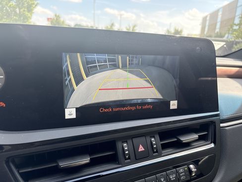 Used 2025 Lexus ES 300h w/ Premium Package FWD image 25