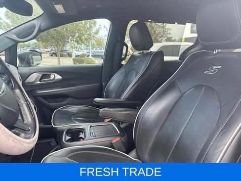 Used 2018 Chrysler Pacifica Limited FWD image 3