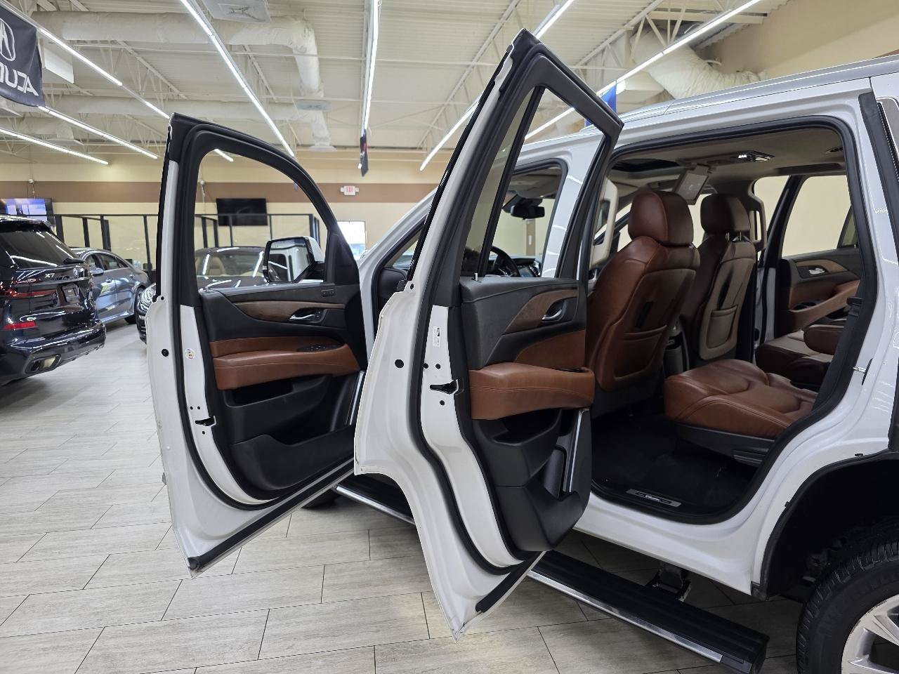 Used 2019 Cadillac Escalade Premium Luxury AWD/4WD image 17