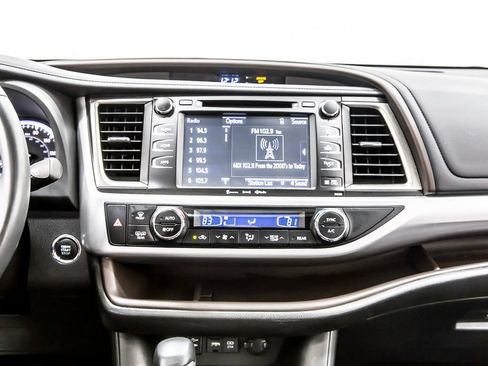 Used 2019 Toyota Highlander XLE AWD/4WD image 18