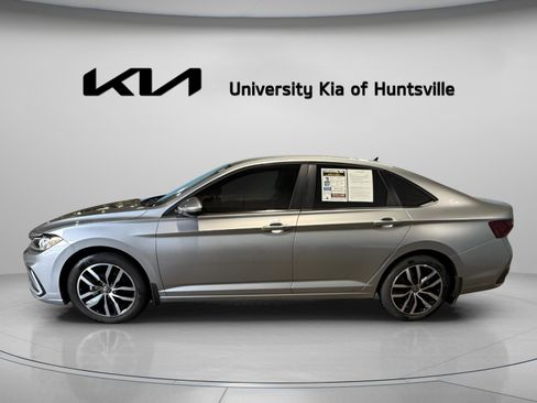 Used 2025 Volkswagen Jetta SE image 4