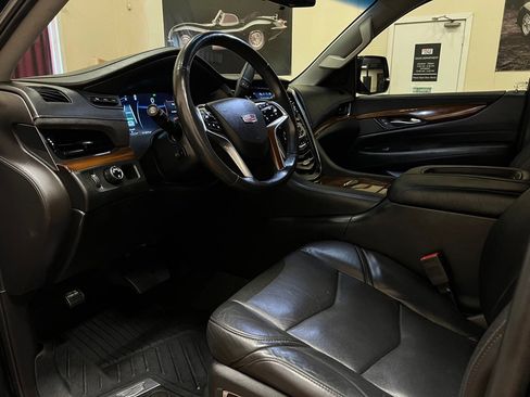 Used 2018 Cadillac Escalade Luxury RWD image 16