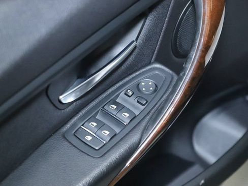 Used 2018 BMW 320i Sedan RWD image 18