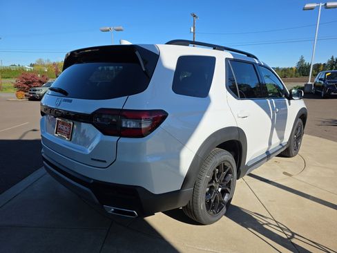 New 2025 Honda Pilot Touring image 7