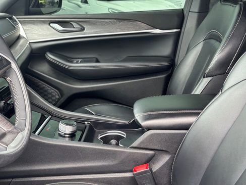 Used 2024 Jeep Grand Cherokee L Limited image 10