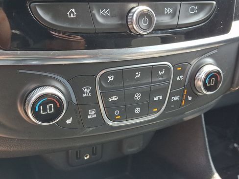 Used 2021 Chevrolet Traverse LT AWD/4WD image 17
