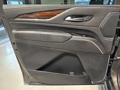 Used 2021 Cadillac Escalade ESV Premium Luxury image 38