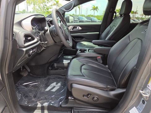 Used 2023 Chrysler Pacifica Touring-L w/ S Appearance Package AWD/4WD image 30