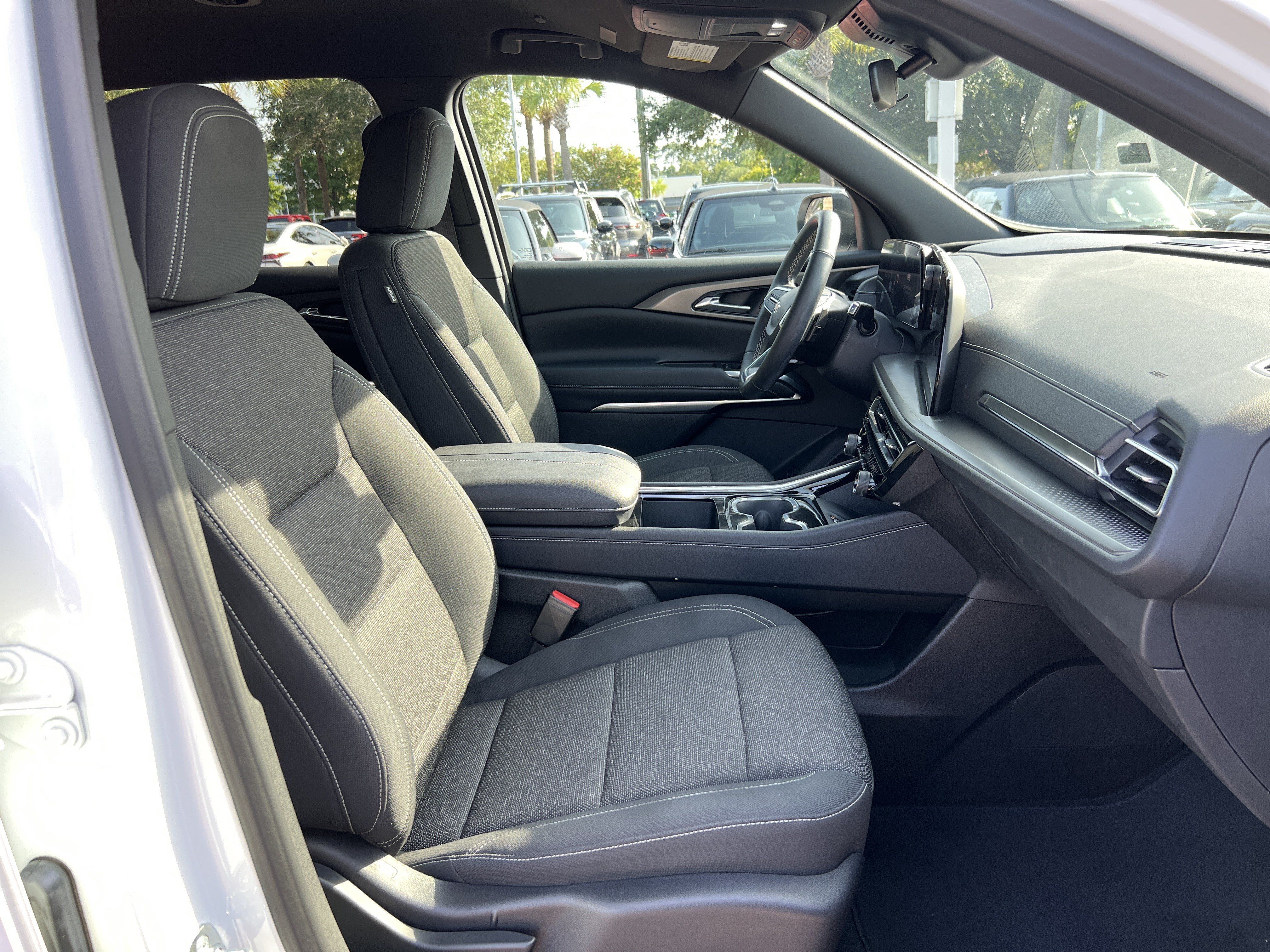 Used 2025 Chevrolet Traverse LT FWD image 33
