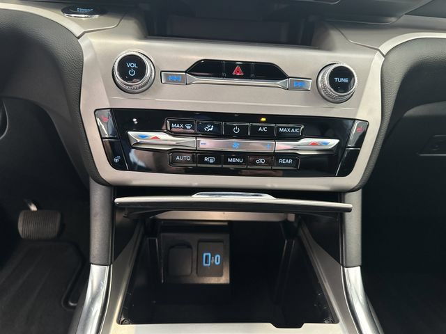 Used 2023 Ford Explorer XLT w/ Equipment Group 202A AWD/4WD image 31