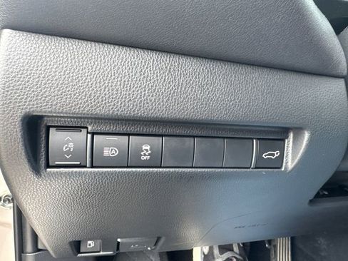 Used 2024 Toyota Venza LE image 25