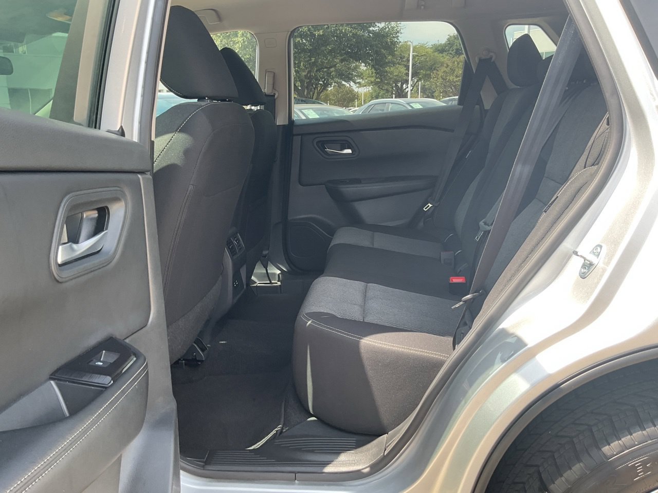 Used 2025 Nissan Rogue SV FWD image 11