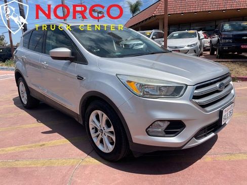 Used 2017 Ford Escape SE image 2