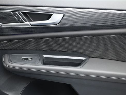 Used 2025 Volkswagen Atlas Cross Sport SEL R-Line image 11