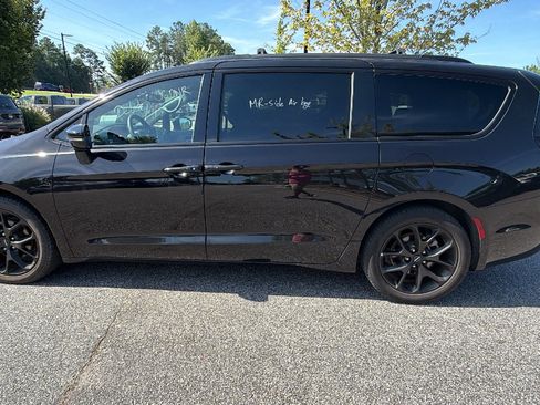 Used 2025 Chrysler Pacifica Limited FWD image 11