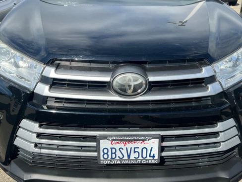 Used 2017 Toyota Highlander XLE w/ Carpet Mat Package image 12