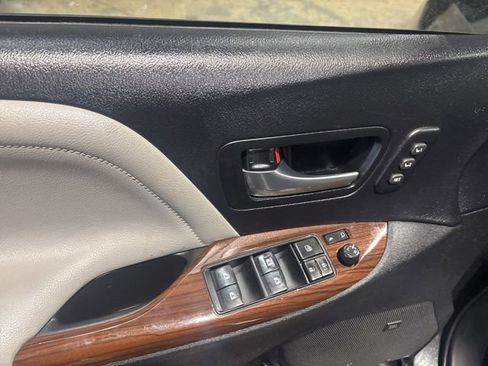 Used 2018 Toyota Sienna Limited Premium image 25