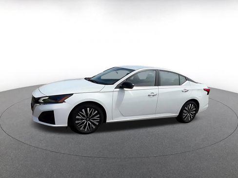 Used 2025 Nissan Altima 2.5 SV FWD image 8