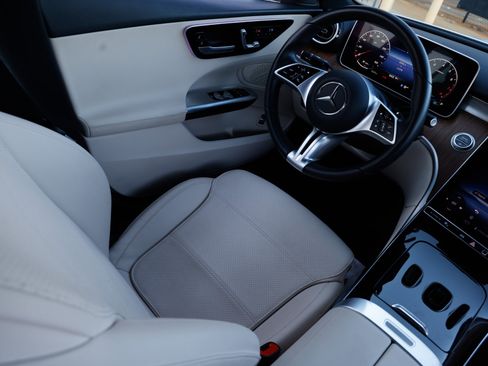 Used 2024 Mercedes-Benz C 300 Sedan image 25