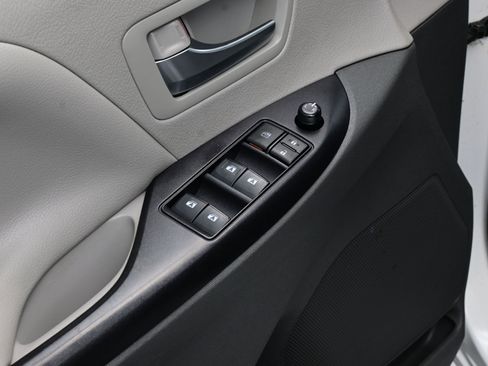 Used 2020 Toyota Sienna LE image 10