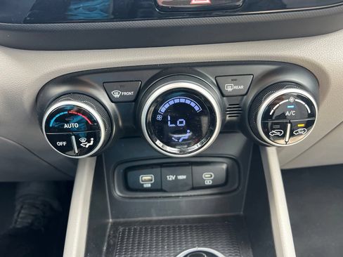 Used 2025 Hyundai Venue SEL FWD image 19