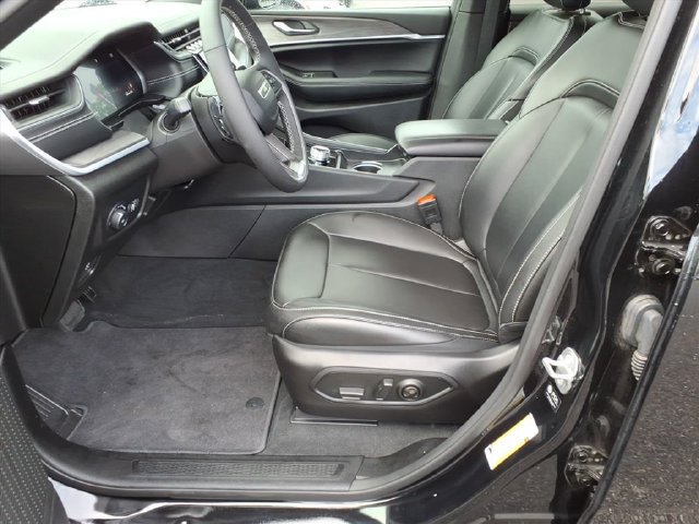 Used 2025 Jeep Grand Cherokee Limited w/ Black Appearance Package AWD/4WD image 12