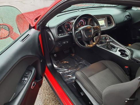 Used 2019 Dodge Challenger SXT image 9