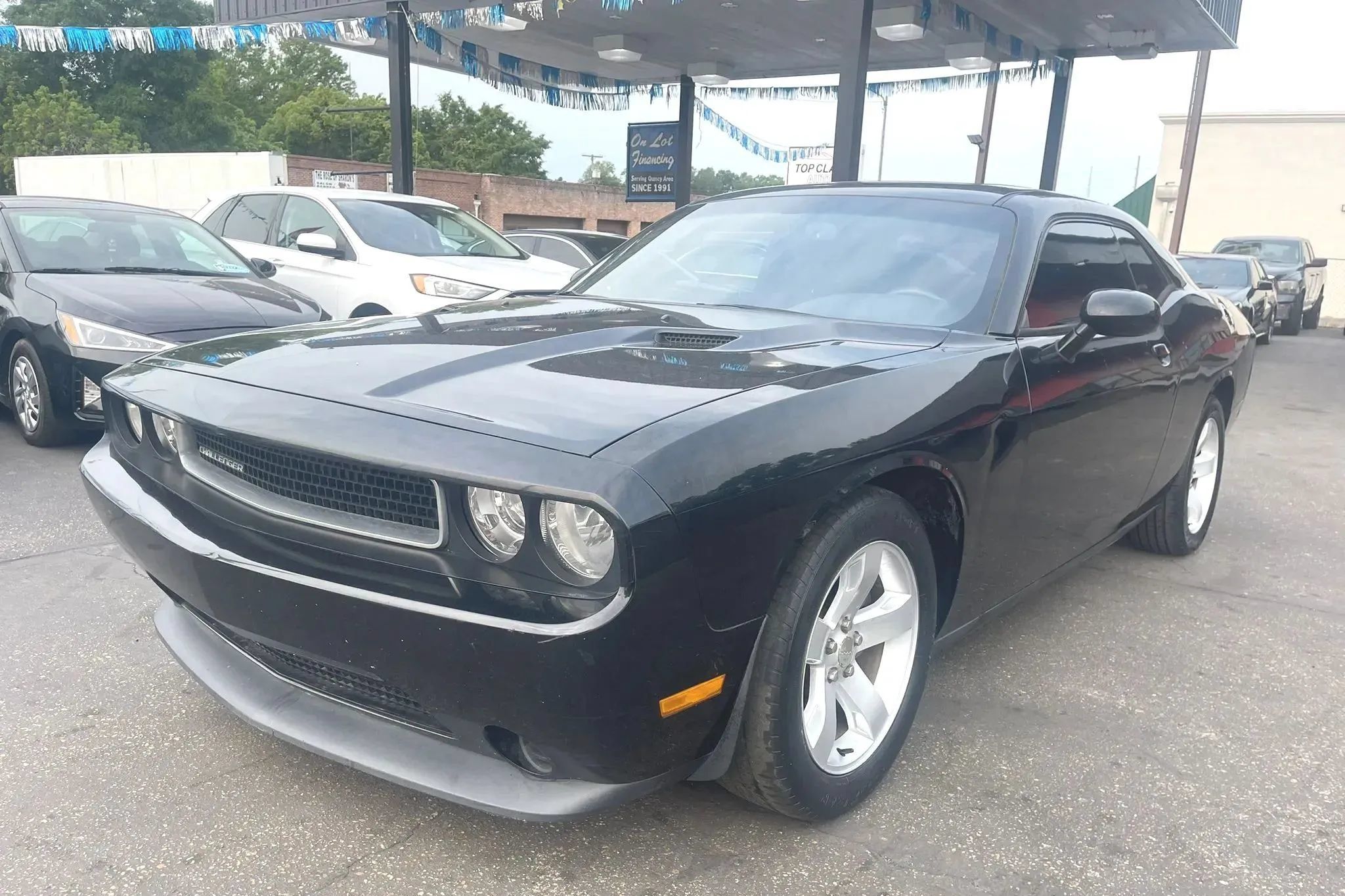 Used 2014 Dodge Challenger SXT RWD image 1