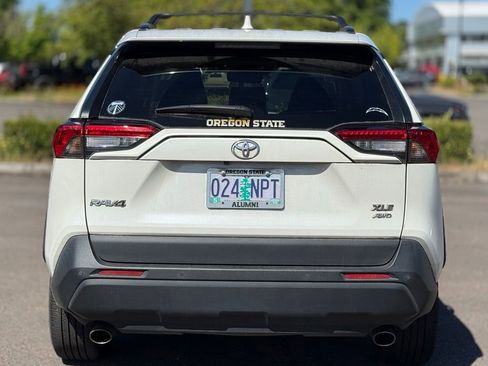 Used 2022 Toyota RAV4 XLE Premium AWD/4WD image 4