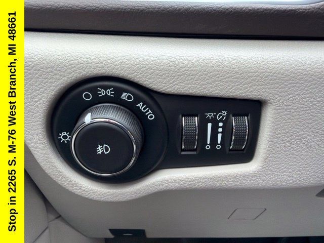 Used 2017 Chrysler Pacifica Touring-L Plus FWD image 37
