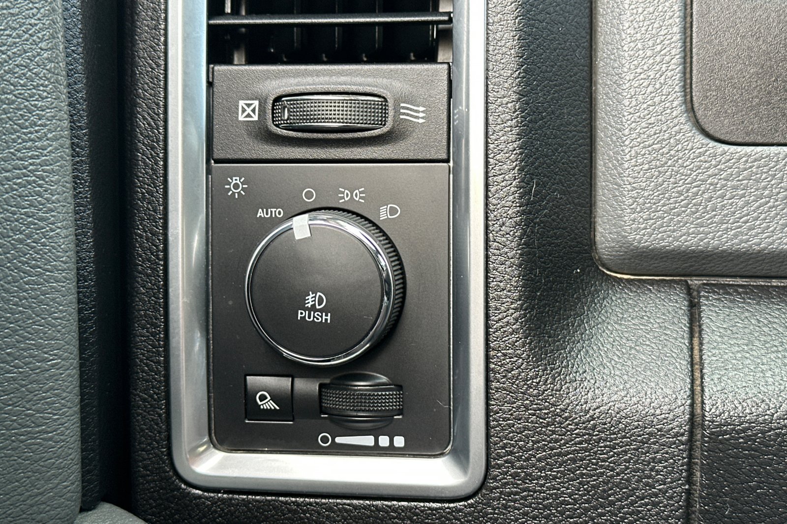 Used 2018 RAM 1500 Classic SLT AWD/4WD image 39