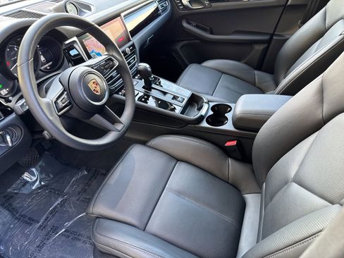Certified 2025 Porsche Macan image 4