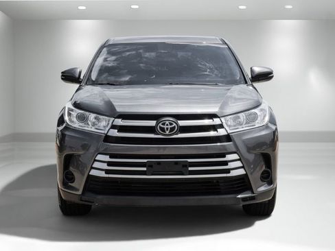Used 2019 Toyota Highlander LE FWD image 4