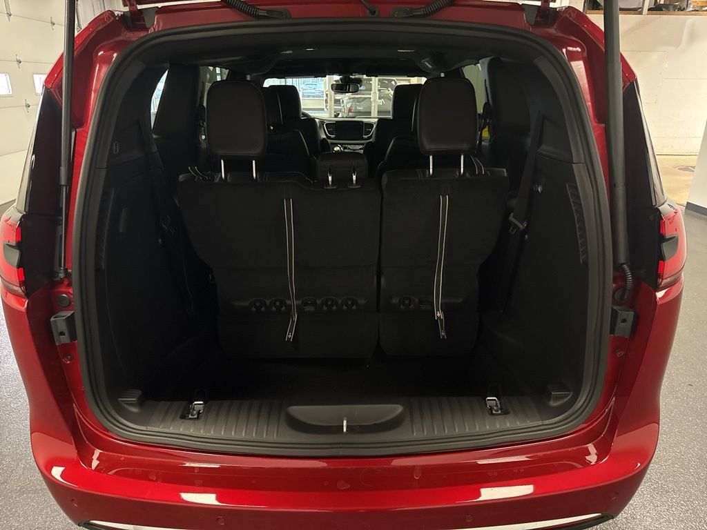 New 2026 Chrysler Pacifica Select AWD/4WD image 30
