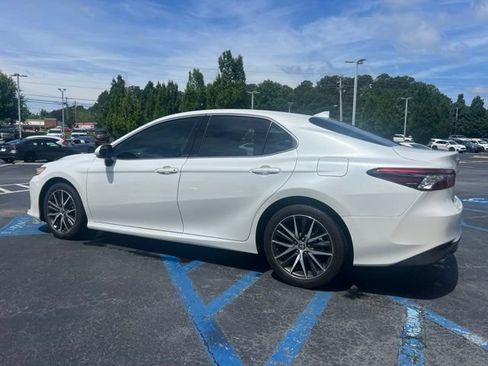 Used 2022 Toyota Camry XLE FWD image 9